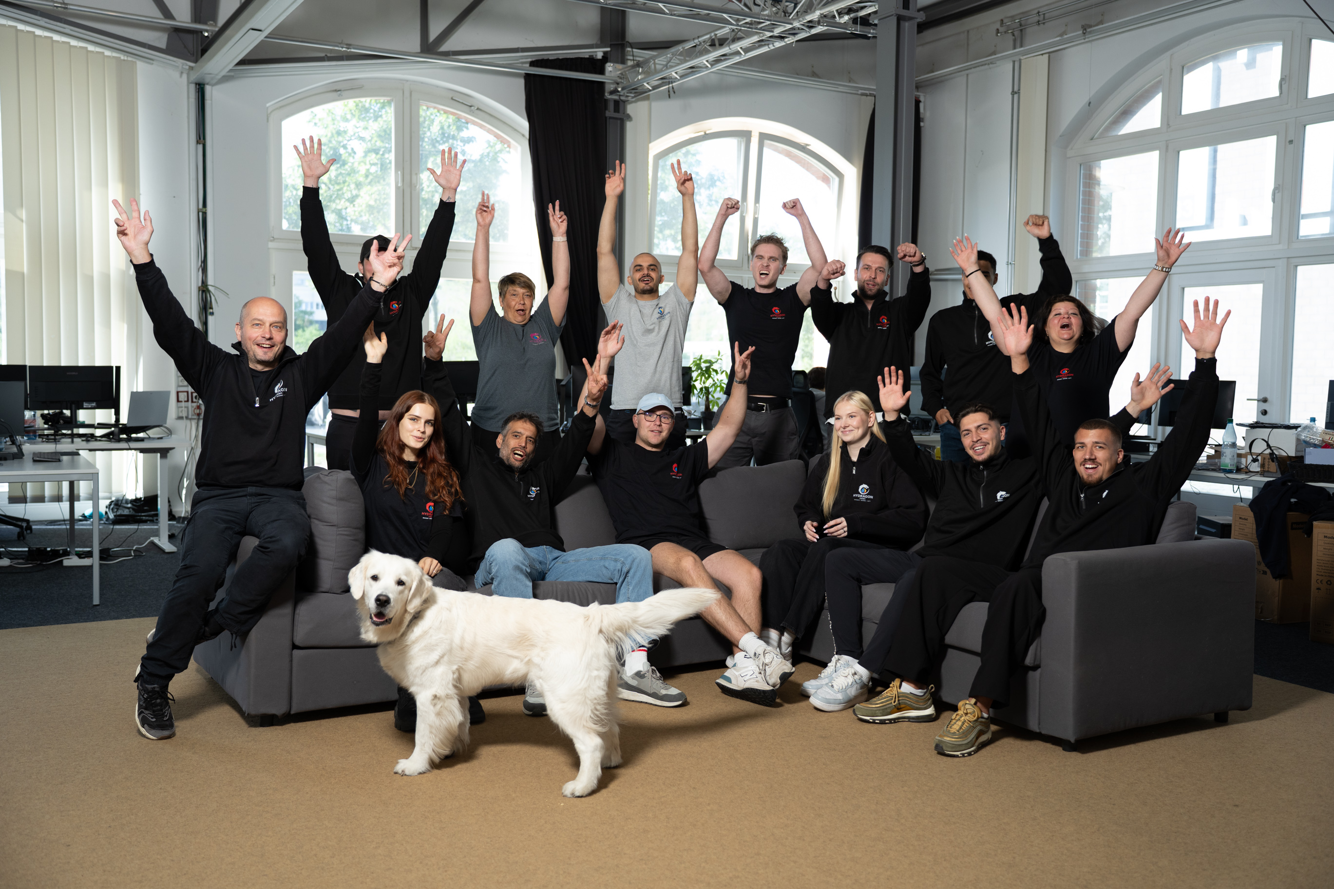 Unser Büroteam mit Hund im Hydragon-Büro